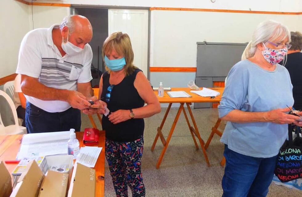 Vecinos de La Cumbre recibieron los controles para operar las alarmas comunicaras y prevenir la inseguridad