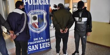 Los imputados, Maximiliano Palacio, de 32 años, y su padre Juan Palacio, de 59 son llevados detenidos acusados de abuso sexual agravado de dos sobrinas. Gentileza Carlos Braile/El Diario