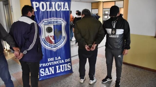 Los imputados, Maximiliano Palacio, de 32 años, y su padre Juan Palacio, de 59 son llevados detenidos acusados de abuso sexual agravado de dos sobrinas. Gentileza Carlos Braile/El Diario