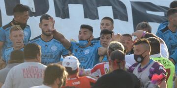 Final bochornoso en Barracas Central. Apoyo de la Liga a uno de sus primeros afiliados.