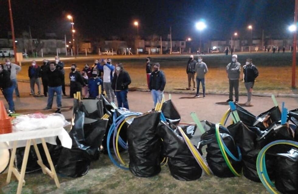 Entrega de elementos deportivos a los clubes del Distrito