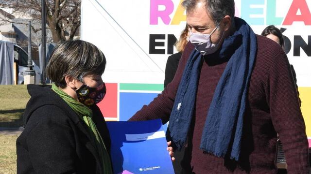 Entregaron tres escrituras del plan de Cáritas