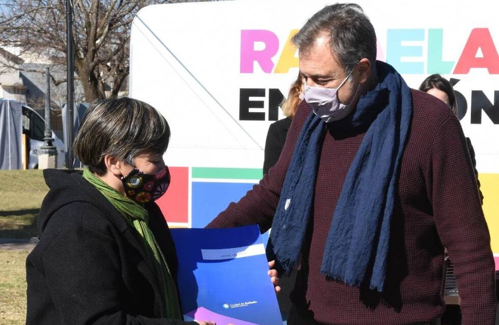 Entregaron tres escrituras del Plan de Cáritas del barrio Mora