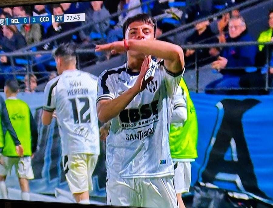 Diego Barrera, delantero de Santiago del Estero, haciendo la T para festejar uno de sus goles en el Gigante de Alberdi ante Belgrano. (Captura de TV)