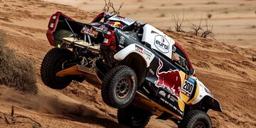 Al-Attiyah sigue consolidándose en la punta del rally Dakar con Toyota.