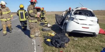 Bomberos asistieron a las víctimas. Dos de ellas perdieron la vida.
