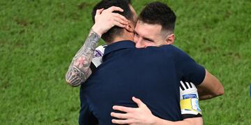 El abrazo y las palabras de Lionel Messi que emocionaron al entrenador Lionel Scaloni tras la victoria 3-0 ante Croacia y la clasificación a la final del Mundial. (DPA)