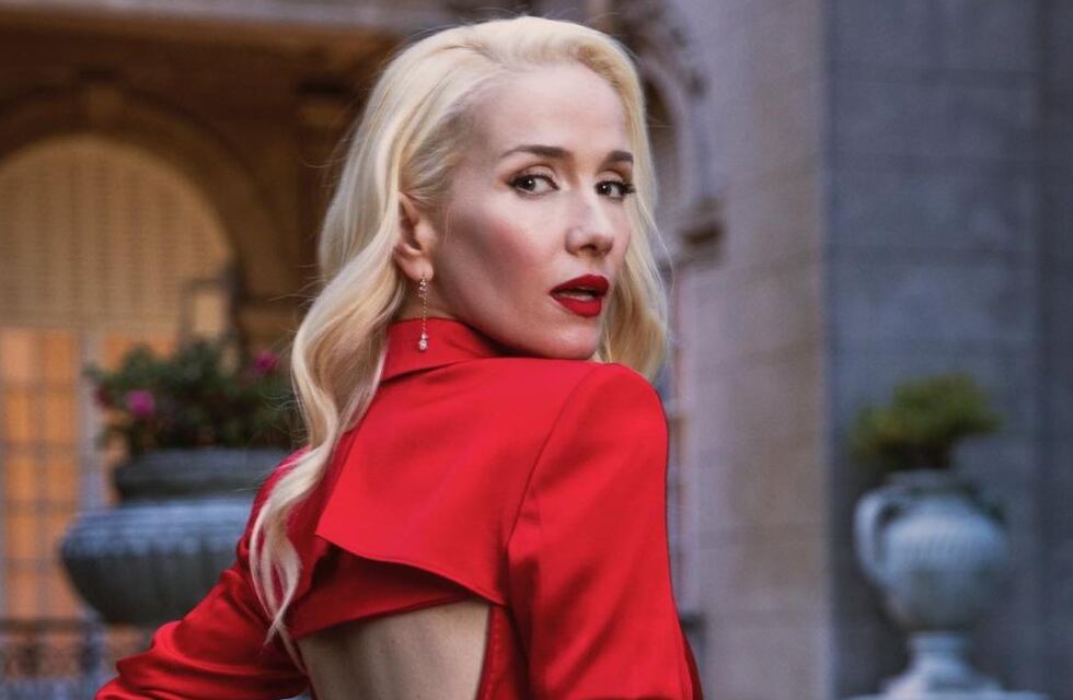 Natalia Oreiro posó con un alucinante vestido hecho con discos reciclados