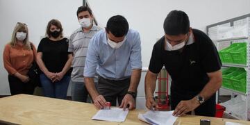 Becas FCF-IFAI: firmaron convenio de vinculación con el Mercado Concentrador
