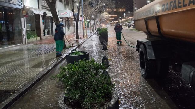 Limpieza de las veredas del microcentro.