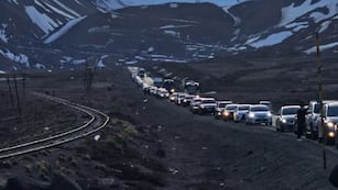 Kilómetros de autos en la ruta nacional 7 de alta montaña, esperando cruzar a Chile. La situación se normalizaría este sábado a las 18.