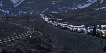 Kilómetros de autos en la ruta nacional 7 de alta montaña, esperando cruzar a Chile. La situación se normalizaría este sábado a las 18.