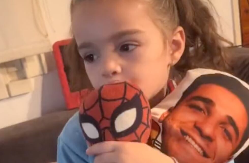 Tierno video: la niña fanática de Julián Álvarez reclamó por qué el cordobés no jugó la final de la Champions