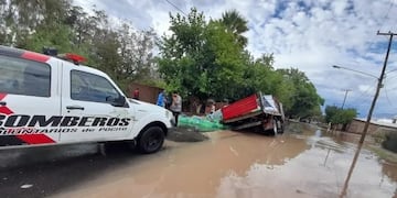 Un camión cargado con bebidas se hundió en una calle de Pocito Norte. Gentileza Diario de Cuyo