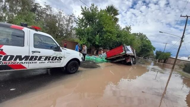 Un camión cargado con bebidas se hundió en una calle de Pocito Norte. Gentileza Diario de Cuyo