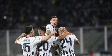 Talleres fue una máquina en el primer tiempo y en tiempo de descuento decoró la goleada (Foto: Javier Ferreyra / La Voz).