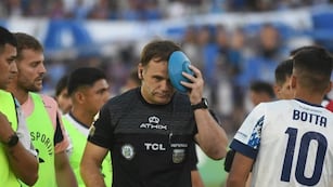 El encuentro entre Talleres y Godoy Cruz fue suspendido por la agresión al juez de línea Diego Martín (archivo La Voz).