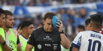 El encuentro entre Talleres y Godoy Cruz fue suspendido por la agresión al árbitro.