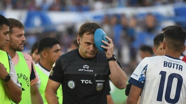 El encuentro entre Talleres y Godoy Cruz fue suspendido por la agresión al juez de línea Diego Martín (archivo La Voz).