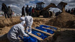 Palestinos entierran los cuerpos de personas que murieron en los combates con Israel y fueron regresados a la Franja de Gaza por las fuerzas militares israelíes, durante un funeral en Rafah, Franja de Gaza, el martes 30 de enero de 2024.