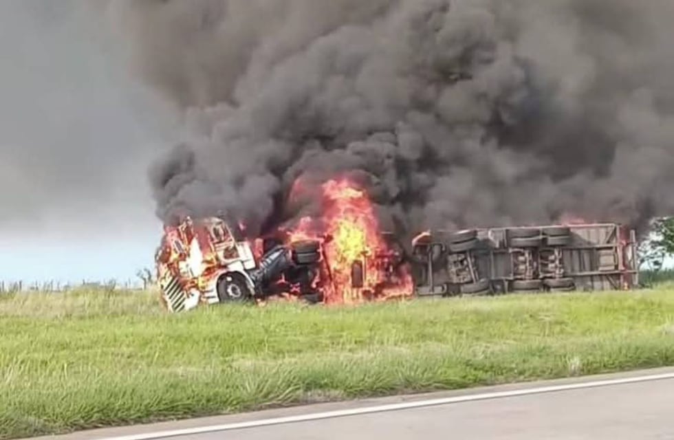 La autopista Rosario-Córdoba sufre corte de tránsito por el vuelco de un camión
