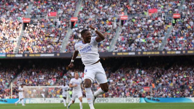 David Alaba, sorprendió al Barcelona en el clásico de España.