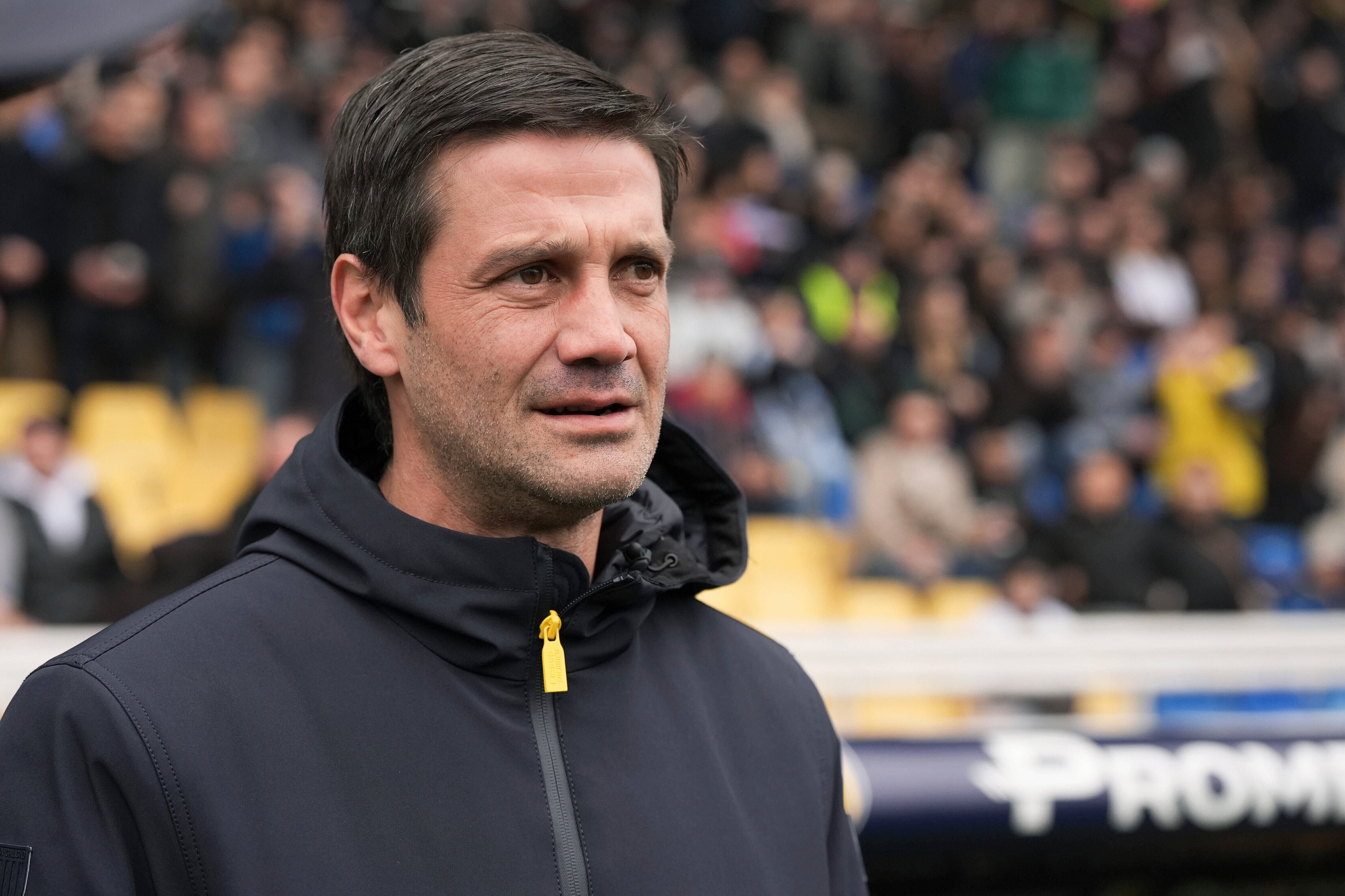 ARCHIVO - En foto del 22 de febrero del 2025, el técnico del Parma Cristian Chivu en el encuentro ante el Bologna de la Serie A. (Massimon Paolone/LaPresse via AP, Archivo)