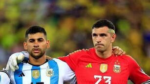 Cuti Romero felicitó al Dibu Martínez por ganar el premio al mejor arquero del mundo.