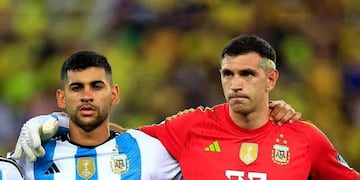 Cuti Romero felicitó al Dibu Martínez por ganar el premio al mejor arquero del mundo.