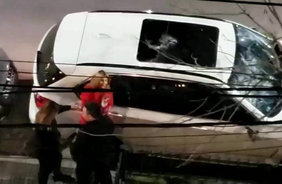 Acusan a la mujer que rompió una camioneta con matafuegos por el ACV del dueño