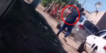 El hombre persiguió al joven que le habría rozado el auto con un carro.