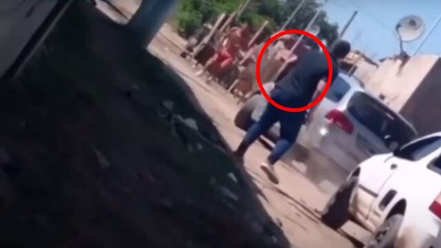 El hombre persiguió al joven que le habría rozado el auto con un carro.