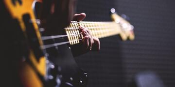 El profesor de educación física propone entrenamientos para músicos.