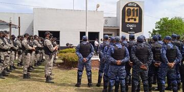 La totalidad de los recursos humanos y materiales fueron afectados para garantizar la seguridad de los vecinos, la seguridad de los propietarios de los domicilios allanados y evitar cualquier tipo de desorden que pueda surgir al momento de proceder con la medida judicial.