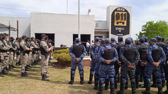 La totalidad de los recursos humanos y materiales fueron afectados para garantizar la seguridad de los vecinos, la seguridad de los propietarios de los domicilios allanados y evitar cualquier tipo de desorden que pueda surgir al momento de proceder con la medida judicial.