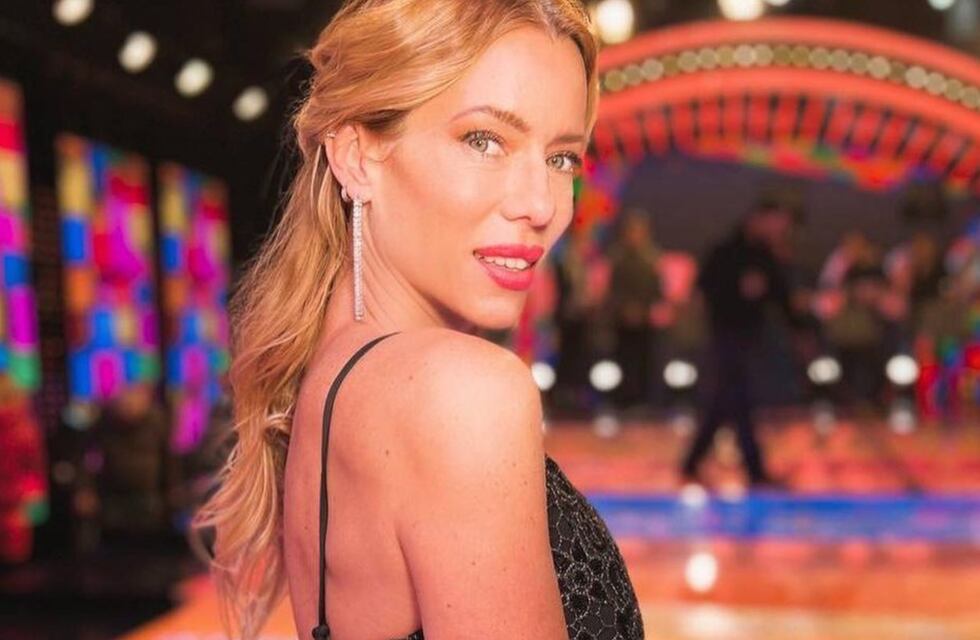 Nicole Neumann y un look “total black” del infarto: vestido “cut-out”, brillos y tacos