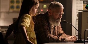 George Clooney junto a la actriz Caoilinn Springall. Foto: Netflix