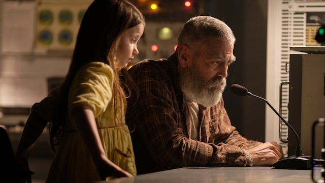 George Clooney junto a la actriz Caoilinn Springall. Foto: Netflix