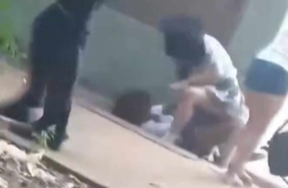 Nuevamente, otro hecho de violencia fuera de un establecimiento escolar preocupa a la ciudad