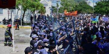 Represión policial en Formosa en contra de manifestantes tras la vuelta a Fase 1