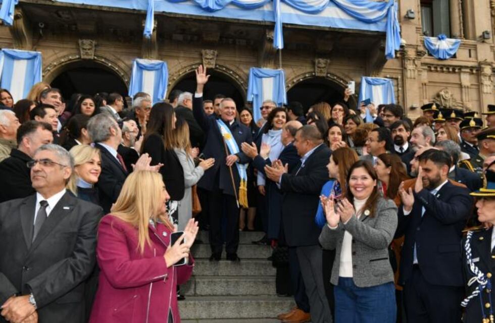 Jaldo da inicio a los festejos patrios con el izamiento de la bandera nacional