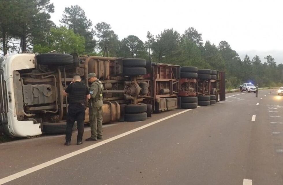 Un camión volcó luego de un despiste sobre ruta 12 en Santa Ana