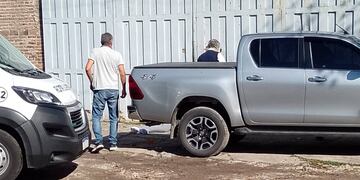 La mujer de 45 años quedó tendida frente a la puerta de un galpón en Liniers y Gálvez.