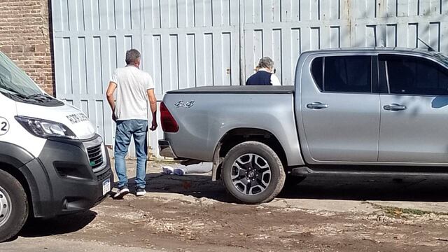 La mujer de 45 años quedó tendida frente a la puerta de un galpón en Liniers y Gálvez.