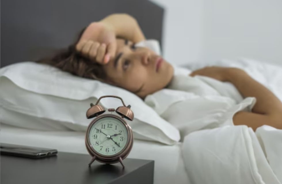 Cómo es la fórmula 10-3-2-1-0 que ayuda a dormir mejor, según los expertos