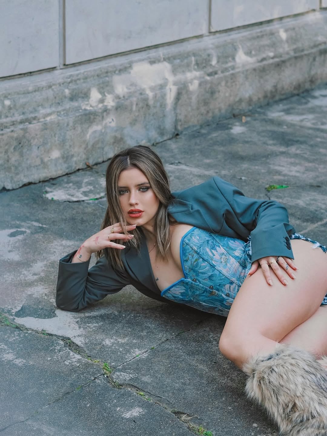 Coti Romero apsotó al corset más sexy y lo mostró en distintas poses