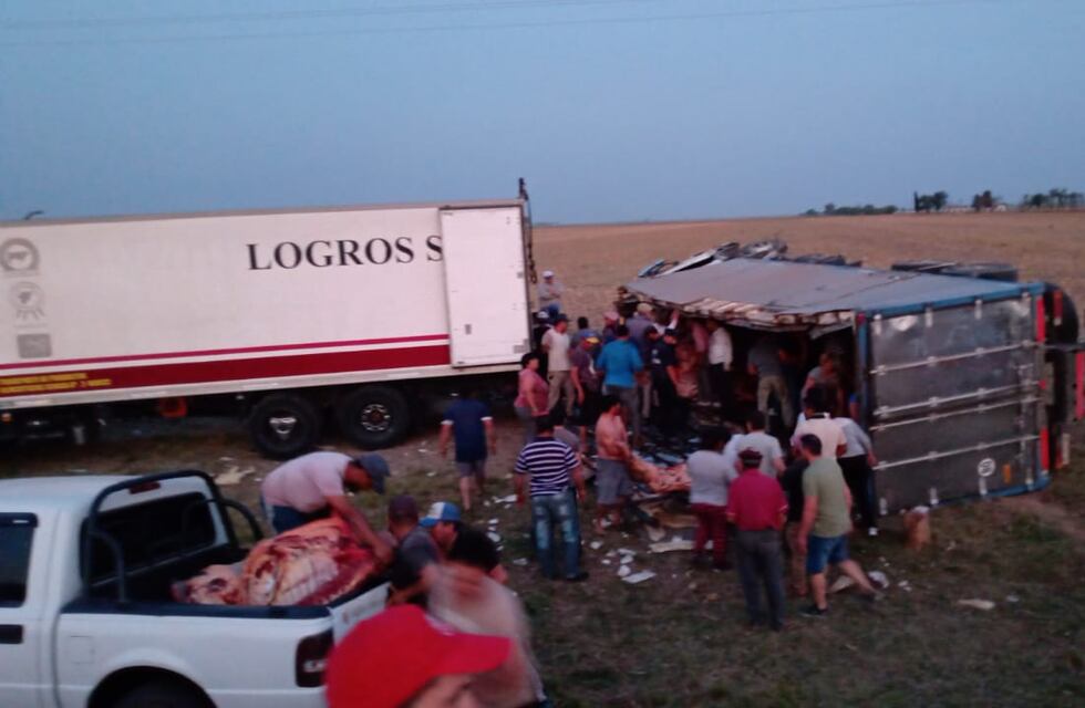 Video: volcó un camión con carne y las personas se llevaron la carga