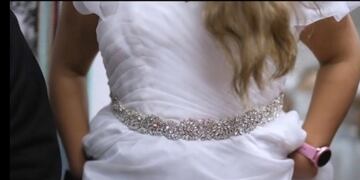 A Rosa le robaron su vestido de 15 pero el diseñador le regaló uno a medida.