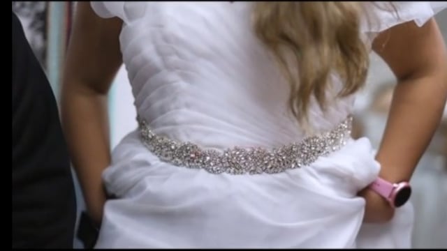 A Rosa le robaron su vestido de 15 pero el diseñador le regaló uno a medida.