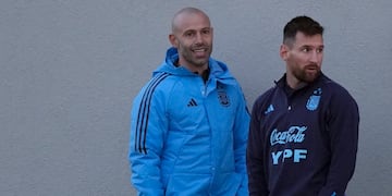 Mascherano y Messi en Ezeiza. (AP Foto/Natacha Pisarenko)